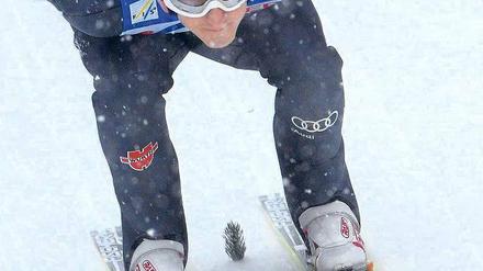 Fertigmachen zum Abheben. Severin Freund ist in dieser Saison der konstanteste deutsche Skispringer im Weltcup. Foto: Imago