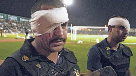 Wunden auf dem Platz. Zwei mexikanische Polizisten beim Spiel im Oktober gegen Venezuela. 