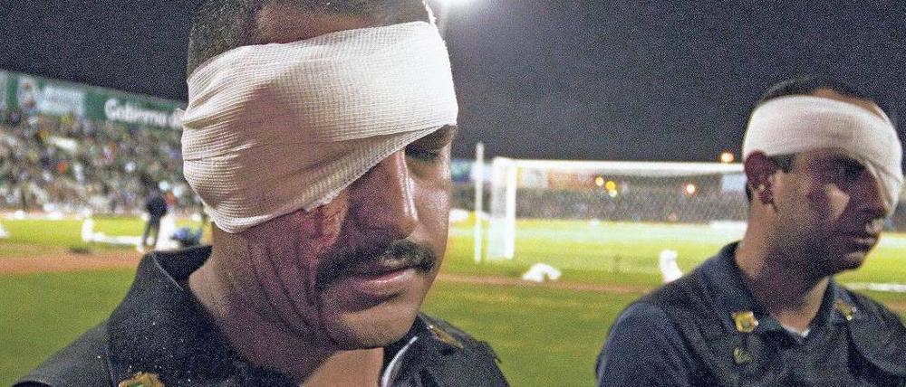 Wunden auf dem Platz. Zwei mexikanische Polizisten beim Spiel im Oktober gegen Venezuela. 