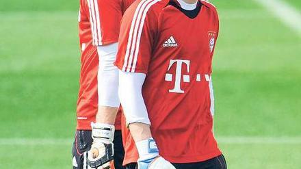Im Vordergrund. Thomas Kraft scheint bei den Bayern Jörg Butt (hinten) als Nummer eins verdrängt zu haben. Foto: dpa