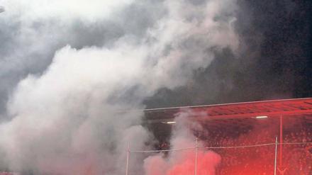 Ein begalisches Feuer im Spiel des 1. FC St. Pauli gegen den 1. FC Kaiserslautern.