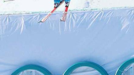 Gefährlicher Hindernislauf. Der Skicross-Rennfahrer Simon Stickl (hier bei den Olympischen Spielen in Vancouver) liebt eisige Pisten. Foto: p-a/dpa