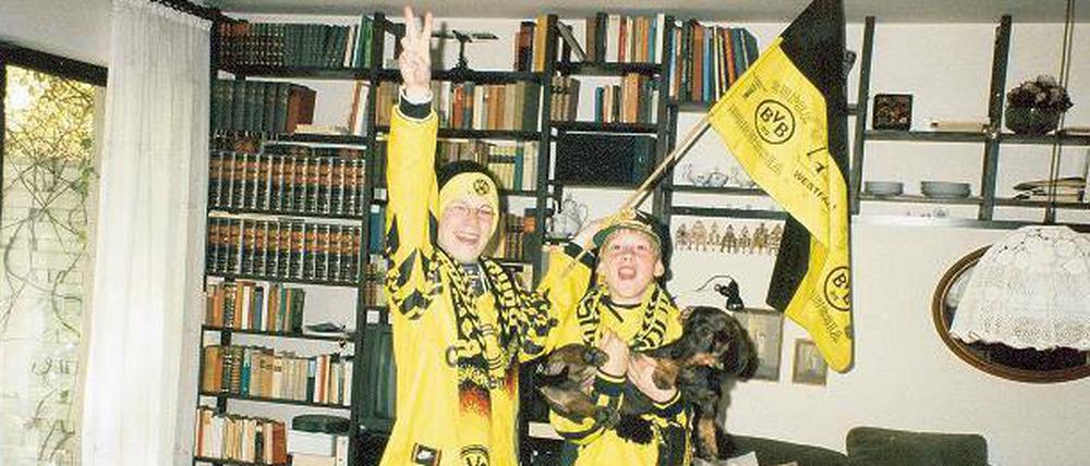 Gruppenbild mit Kampfhund: Unser Autor (links, ohne Dackel) als 12-jähriger vor dem Champions-League-Finale 1997 im elterlichen Wohnzimmer in Dortmund-Aplerbeck.