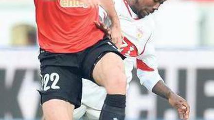 Am Spiel vorbei gelaufen. Der Mainzer Christian Fuchs (l.) verliert den Ball an Stuttgarts Artur Boka.Foto: dpa
