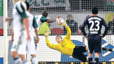 Ganz auf Linie. Bayerns Überraschungs-Keeper Thomas Kraft feierte ein gelungenes Debüt, nicht nur beim gehaltenen Strafstoß. Foto: Reuters