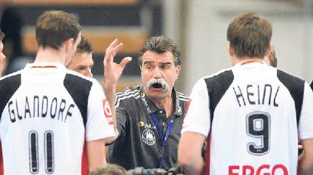 Jetzt wird zurückgemeckert. Trainer Heiner Brand kritisiert seine Spieler - doch diese haben auch etwas an seinen taktischen Entscheidungen auszusetzen. 