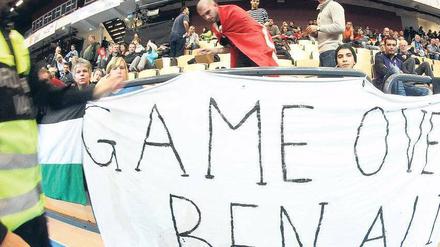 Politik am Spielfeldrand. Ein tunesischer Zuschauer hängt bei der Handball-WM ein Plakat mit der Aufschrift „Game over – Ben Ali“ auf. Schwedische Sicherheitskräfte entfernten es allerdings sofort wieder. Foto: dpa
