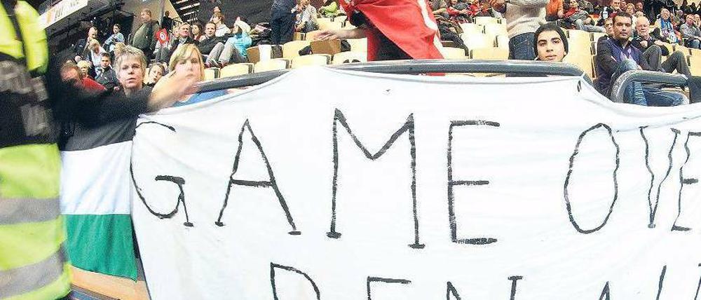 Politik am Spielfeldrand. Ein tunesischer Zuschauer hängt bei der Handball-WM ein Plakat mit der Aufschrift „Game over – Ben Ali“ auf. Schwedische Sicherheitskräfte entfernten es allerdings sofort wieder. Foto: dpa