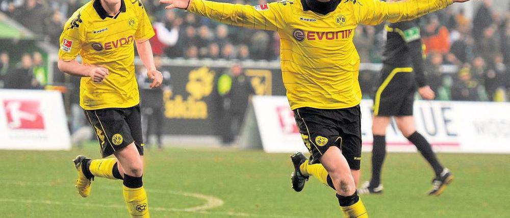 Sooo weit enteilt. Dortmunds Spielmacher Nuri Sahin (r.) feiert sein Tor zum 2:0 und die Tatsache, dass die Borussia weiter elf Punkte Vorsprung auf Rang zwei hat. Foto: dpa