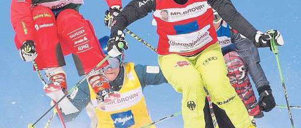 Jeder gegen jeden. Die Verfolger sind Katrin Müller (links) und Heidi Zacher beim Skicross dicht auf den Fersen. Foto: dpa