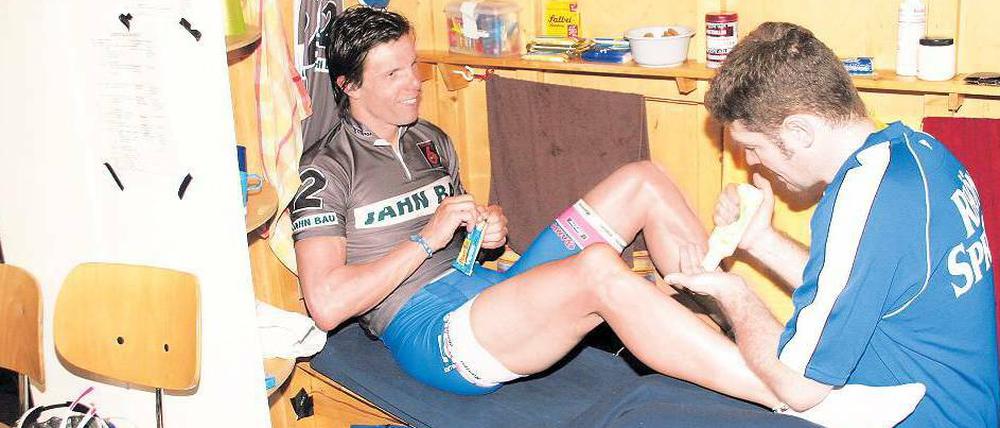Zeig her deine Beine. Danilo Hondo (l.) lässt sich von seinem Physiotherapeuten Matthias Will im Bretterverschlag betreuen. Foto: Imago