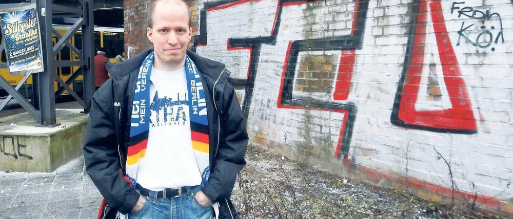 Ein Herthaner in Köpenick. Sascha Grützner fällt mit seinem blauen Schal im Berliner Südosten auf. Die Sympathien gehören hier eindeutig dem 1. FC Union. Foto: Darmer