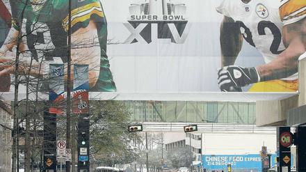 Wetterfest. Vor dem Super Bowl zwischen den Green Bay Packers und den Pittsburgh Steelers hat der Winter Dallas fest im Griff. Einfluss auf das Spiel haben die Temperaturen aber nicht – das Dach des Cowboys-Stadium lässt sich per Kopfdruck schließen. Foto: AFP