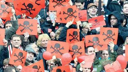 Piratenpartei. Die Fangruppe der „Sozialromantiker“ prangert einen Verrat der Ideale beim FC St. Pauli an. Foto: dpa