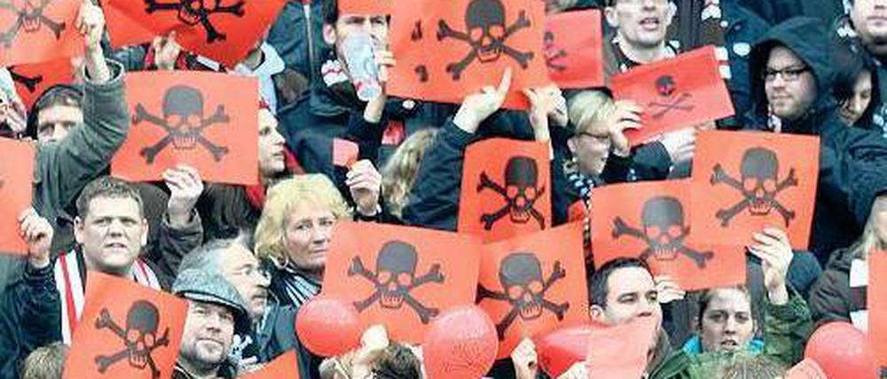 Piratenpartei. Die Fangruppe der „Sozialromantiker“ prangert einen Verrat der Ideale beim FC St. Pauli an. Foto: dpa