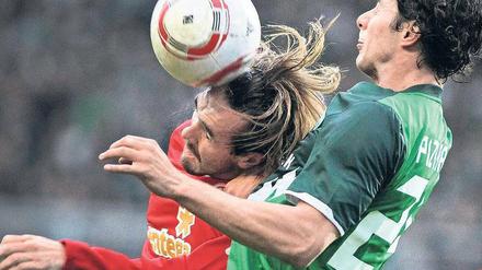 Spät, aber erfolgreich. Pizarro (rechts) traf noch für Werder zum Ausgleich. Foto: AFP