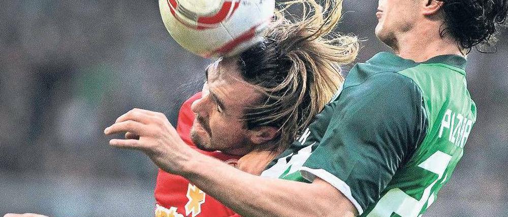 Spät, aber erfolgreich. Pizarro (rechts) traf noch für Werder zum Ausgleich. Foto: AFP