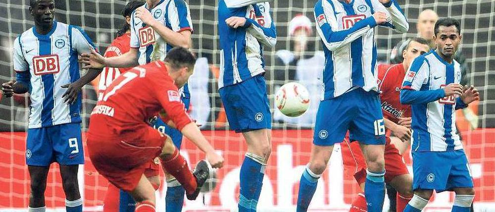 Moment der Entscheidung. Torsten Mattuschka zirkelt den Ball zum 2:1 für Union in Herthas Tor. Foto: City-Press
