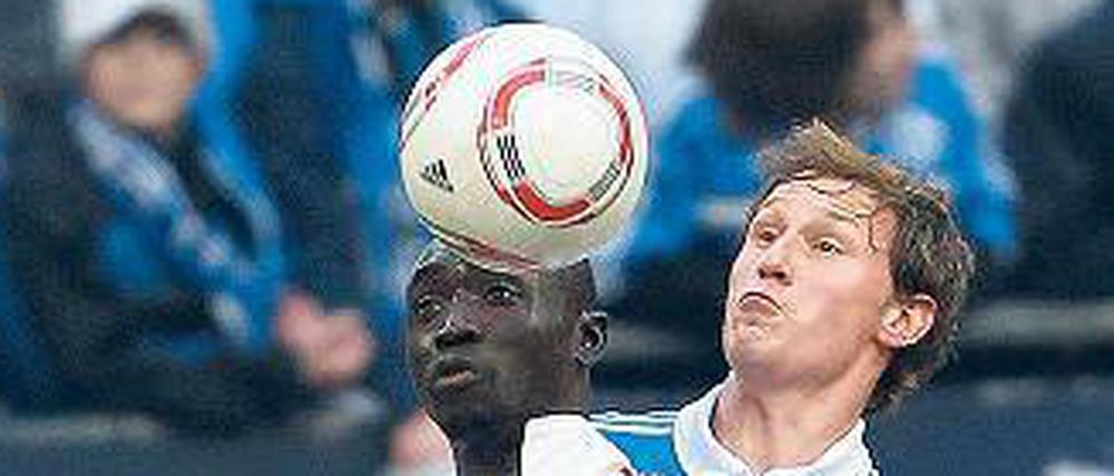 Ballverliebt. Cissé (l.) und Höwedes haben nur eines im Blick.
