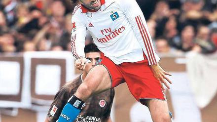 Kopfsache. Ruud van Nistelrooy, hier im Hinspiel gegen St. Pauli im September, hat sich durch seinen öffentlichen Flirt mit Real Madrid bei den Hamburger Fans unbeliebt gemacht. Im Sommer wird er den HSV verlassen. 
