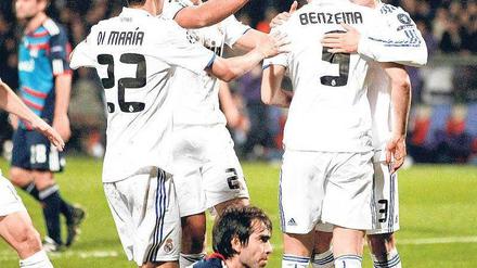 Gruppenfeiern. Mesut Özil (r.) und Sami Khedira (2. v. l. ) bejubeln mit Torschütze Karim Benzema das 1:0 von Real Madrid bei Olympique Lyon. Foto: Reuters