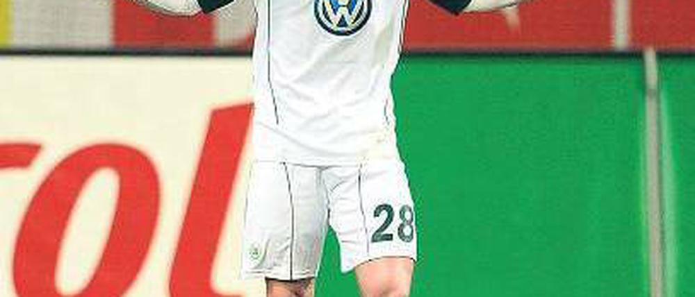 Erlöster Erlöser. Diego hat nach seinem verschossenem Elfmeter zur Führung für den VfL Wolfsburg getroffen. Foto: dpa