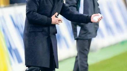 Letzter Schrei. Beim ersten Sieg als Wolfsburg-Trainer trug Pierre Littbarski (l.) ein Trikot des Spielers Josué unter dem Mantel. Was Lucien Favre drunter trug, ist nicht bekannt.