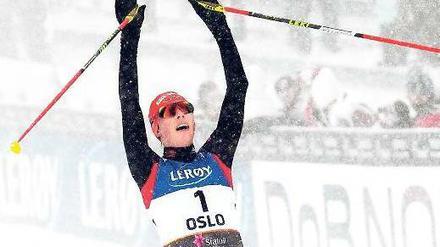 Nummer Eins im Nebel. Eric Frenzel jubelt nach dem Zieleinlauf in düsteren Oslo über seinen Erfolg. Foto: dpa