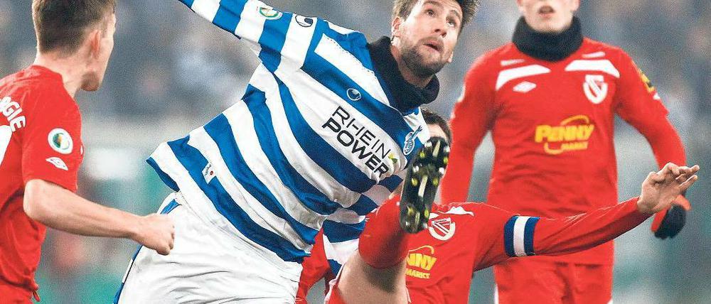 Berlin und Ball im Blick. Duisburgs Stefan Maierhofer ist in dieser Situation nicht vom Ball zu trennen, mit seinem Tor zum 1:0 trug er zum Finaleinzug seines Klubs bei. 