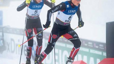 Paarlauf im Nebel. Eric Frenzel (r.) und Johannes Rydzek (l.) arbeiteten sich im Langlauf in die Medaillenränge vor. Foto: dapd