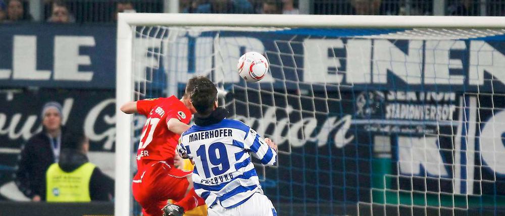 Stefan Maierhofer brachte Duisburg mit seinem kuriosen Tor zum 1:0 auf die Siegerstraße.