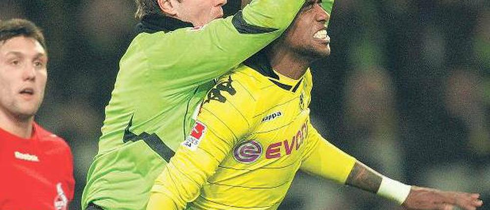 Ohrenwärmer. Kölns Torwart Michael Rensing, hier gegen Felipe Santana, wurde vom BVB nur einmal bezwungen. Foto: dpa