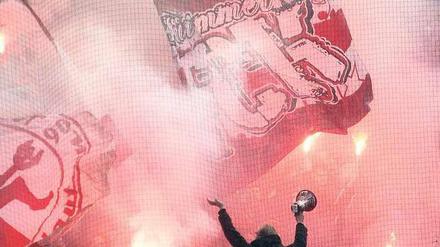 Dampf abgelassen. Schon vor dem Stadion waren Fans beider Lager aneinander geraten, während des Spiels zündelte Kaiserslauterns Anhängerschaft auf den Rängen.