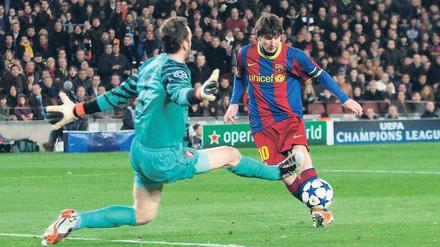 Einer kam durch. Lionel Messi (rechts) ließ sich auch durch Arsenals ungewohnte Defensivtaktik nicht in seiner Spielfreude stoppen. Der Argentinier erzielte zwei Tore. 
