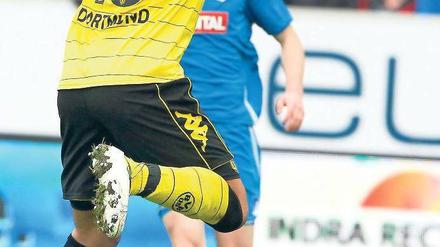 Wir ergeben uns. Lucas Barrios und die Dortmunder müssen sich der TSG Hoffenheim geschlagen geben. 