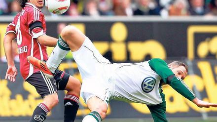 Ein Fall für zwei. Wolfsburgs Jan Polak sinkt vor Nürnbergs Almog Cohen formvollendet dahin. 