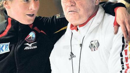 Ein rüstiges Paar. Joachim Franke (70) hat als Aushilfscoach Claudia Pechstein (39) zu WM-Medaillen geführt. Doch jetzt zieht er sich wieder ins Rentnerdasein zurück. 