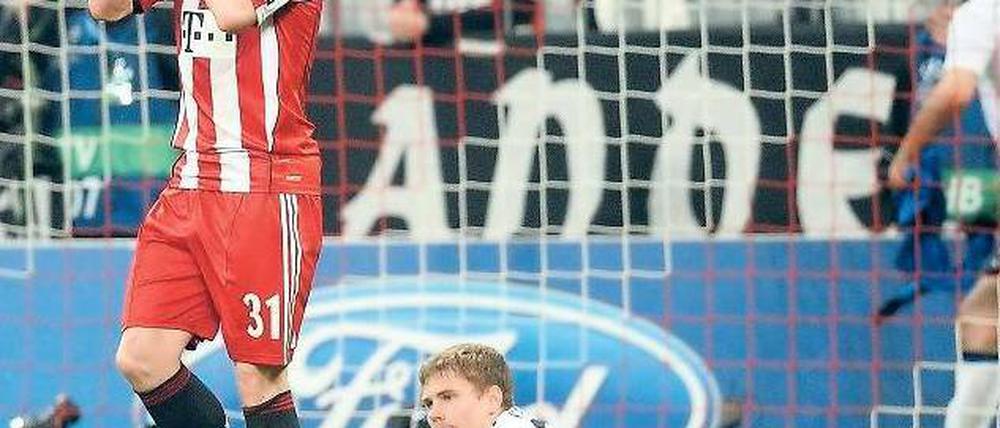 Wie konnte das passieren? Bayerns Bastian Schweinsteiger (links) und Torhüter Thomas Kraft sind nach dem entscheidenden Gegentor zum 2:3 drei Minuten vor dem Ende fassungslos. Foto: dapd