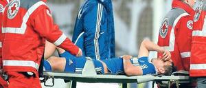 Abtransport ins Lazarett. Schalkes Trainer Rangnick muss für das Spiel in Mailand auf viele angeschlagene Spieler verzichten. Im Duell mit dem FC St. Pauli verletzte sich auch noch Mario Gavranovic (oben). 