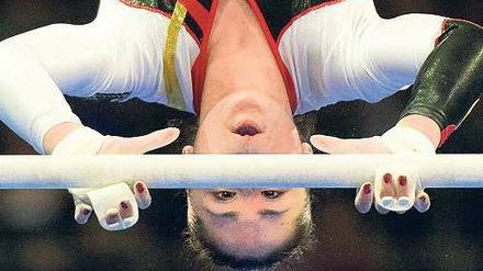Beherzt zugreifen, wenn sich eine Chance auftut. Kim Bui ist eine der deutschen Turnerinnen, die sich bei den Europameisterschaften in Berlin fürs Finale qualifiziert hat. Die Bilanz fällt besser aus als zuvor gedacht. Foto: AFP