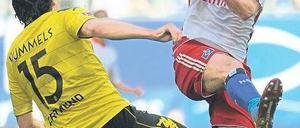 Augen zu und durch. Ruud van Nistelrooy (r.) schoss zwar die Hamburger in Führung, konnte aber Mats Hummels’ Dortmunder am Ende nicht besiegen. Foto: dpa