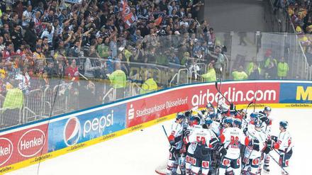 Reife Jubeltrauben. Die Eisbären und ihre knapp 500 mitgereisten Fans feiern in Düsseldorf einen Sieg der Erfahrung. Foto: dpa