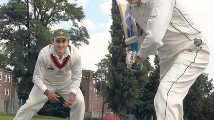 Weißkittel am Ball. Als sie noch auf dem Körnerplatz spielen durften, fanden die Cricketspieler perfekte Bedingungen vor. Foto: Imago