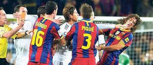 Finale Prügelei. Beim letzten "Clasico" trat Reals Sergio Ramos (Mitte) erst Lionel Messi (rechts am Boden) um, sah dafür Rot und ging dann auch noch Barcas Kapitän Carles Puyol an die Gurgel.