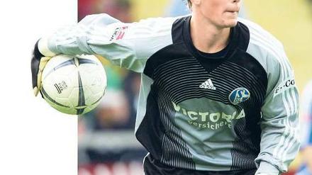 Schalker Symbol. 2006 absolvierte Manuel Neuer im Alter von 20 Jahren sein erstes Bundesligaspiel für Schalke (Foto). In Aachen blieb er damals ohne Gegentor – Manuel Neuers Mannschaft gewann 1:0. Foto: dpa