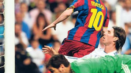 Schreck lass nach. Reals Strategie der Provokation ging bis zur 76. Minute auf – dann traf Messi zum ersten Mal. Foto: AFP