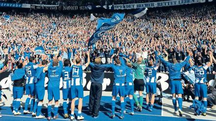 Kurvenstars. Hertha umgarnt den eigenen Anhang mehr als früher: Die Mannschaft feiert nach Spielen mit der Ostkurve, die Bosse loben die Fans über den blau-weißen Klee. Foto: dpa
