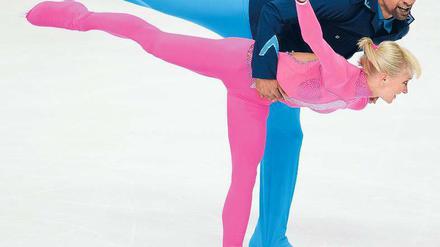Ein Traum in Pink und Blau. Aljona Sawtschenko und Robin Szolkowy aus Chemnitz zelebrieren den perfekten Gleichklang bei ihrer sensationellen Kür der Eiskunstlauf-Weltmeisterschaft in Moskau. Foto: AFP