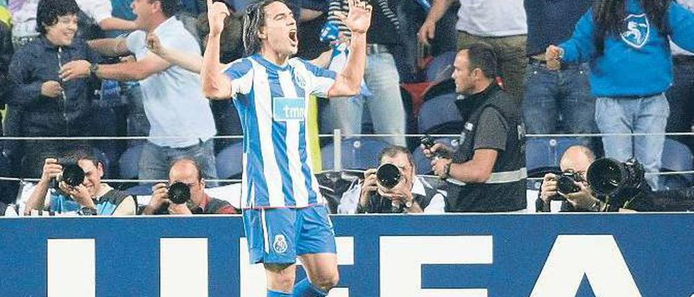Ein Kolumbianer als portugiesischer Volksheld. Mit seinen Treffern gegen Villarreal machte Falcao ein rein portugiesisches Finale wahrscheinlich. Foto: Reuters