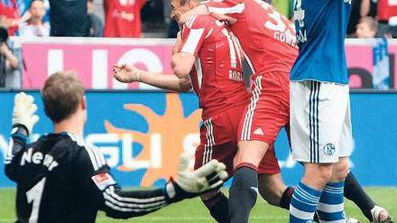 Ratloser Top-Mann. Schalkes Torhüter Manuel Neuer ist am Boden, Arjen Robben (Mitte) und Mario Gomez feiern. Foto: dpa